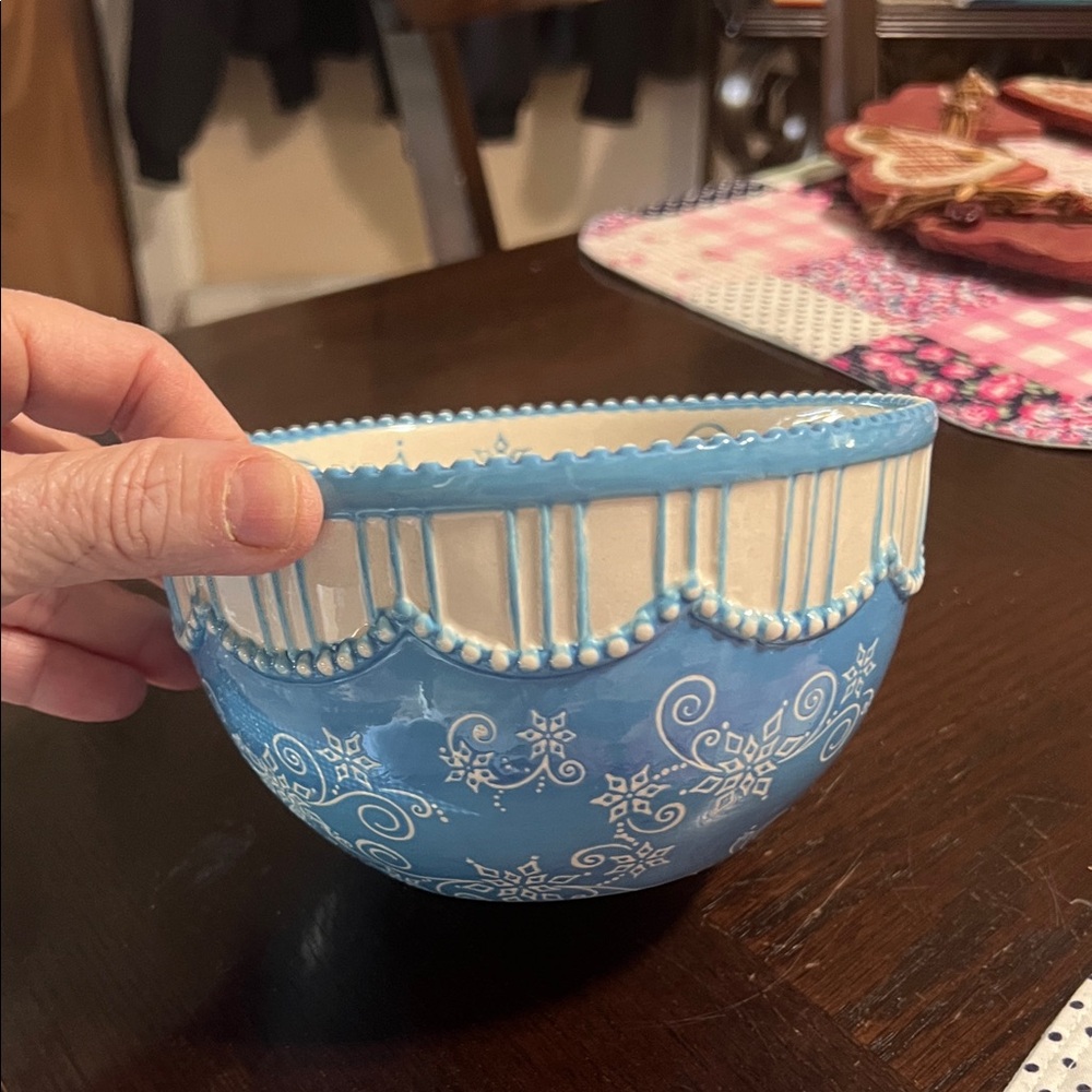 New Temp-Tations 1 QT Floral Lace Blue and White Bowl